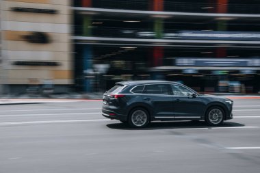 Ukrayna, Kyiv - 27 Haziran 2021: Gri MAZDA CX-9 aracı yolda ilerliyor. 
