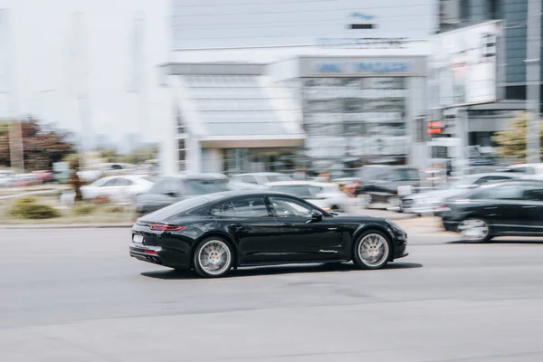 Украина Киев Июня 2021 Автомобиль Black Porsche Panamera Движется Улице — стоковое фото