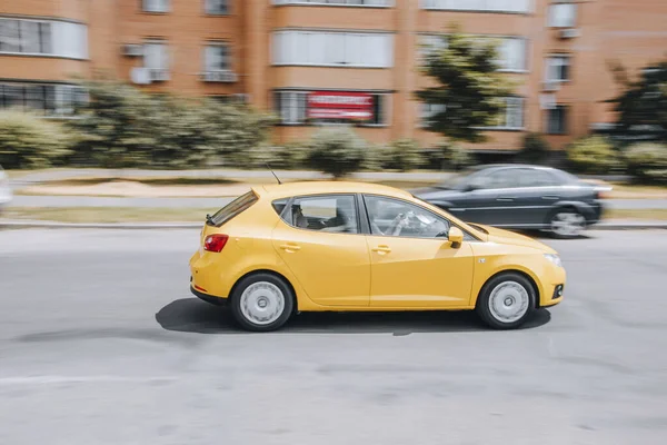 Ucraina Kiev Iunie 2021 Mașina Yellow Seat Ibiza Deplasează Stradă — Fotografie, imagine de stoc