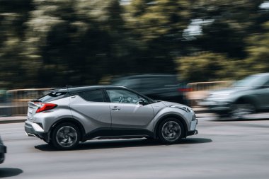 Ukrayna, Kyiv - 27 Haziran 2021: Gümüş Toyota C-HR arabası yolda ilerliyor. 