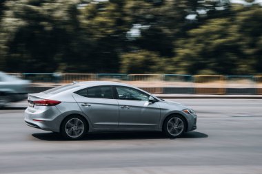 Ukrayna, Kyiv - 27 Haziran 2021: Silver Hyundai Elantra aracı yolda ilerliyor. 