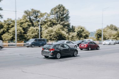 Ukrayna, Kyiv - 27 Haziran 2021: Siyah BMW X1 aracı yolda ilerliyor. 