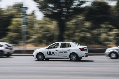 Ukrayna, Kyiv - 27 Haziran 2021: Beyaz Skoda Octavia arabası yolda ilerliyor. 