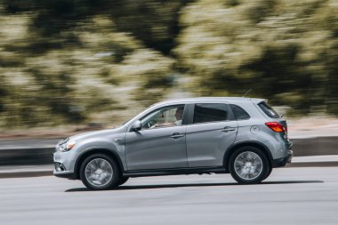 Ukrayna, Kyiv - 27 Haziran 2021: Gri Mitsubishi ASX arabası sokakta ilerliyor. 