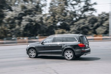 Ukrayna, Kyiv - 27 Haziran 2021: Siyah Mercedes-Benz GL-sınıfı araba yolda ilerliyor. 