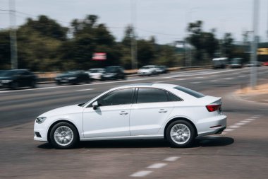 Ukrayna, Kyiv - 27 Haziran 2021: Beyaz Audi A3 aracı yolda ilerliyor. 