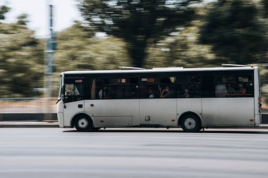 Ukrayna, Kyiv - 27 Haziran 2021: Belediye otobüsü yolda ilerliyor. 