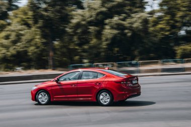 Ukrayna, Kyiv - 27 Haziran 2021: Kırmızı Hyundai Elantra arabası yolda ilerliyor. 