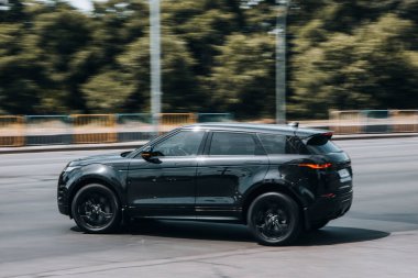 Ukrayna, Kyiv - 27 Haziran 2021: Siyah Land Rover Range Evoque aracı caddede ilerliyor. 