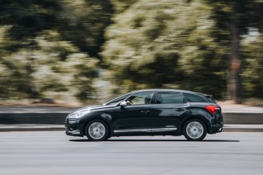 Ukrayna, Kyiv - 27 Haziran 2021: Siyah DS 5 aracı yolda ilerliyor. 