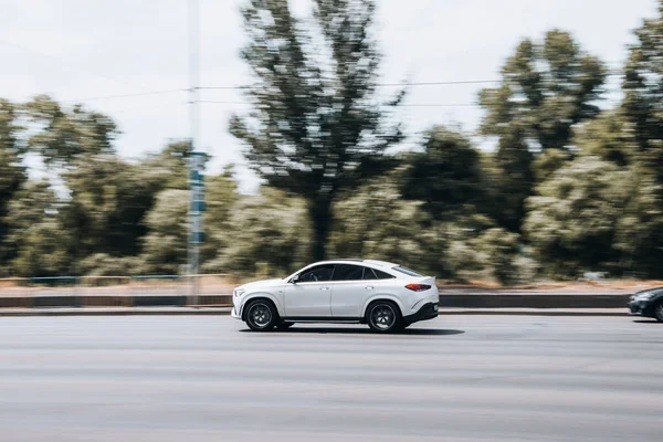 Ukrajina Kyjev Června 2021 Bílý Audi Vůz Pohybu Ulici — Stock fotografie