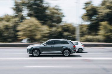 Ukrayna, Kyiv - 27 Haziran 2021: Caddede hareket eden gümüş Audi Q7 arabası. 