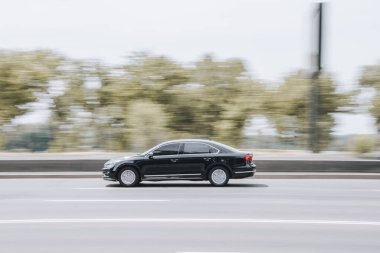 Ukrayna, Kyiv - 27 Haziran 2021: Siyah Audi A8 aracı yolda ilerliyor. 
