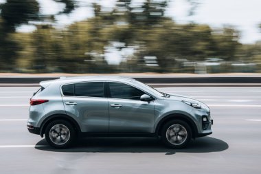 Ukrayna, Kyiv - 27 Haziran 2021: Gümüş rengi KIA Spor Araba sokakta ilerliyor. 