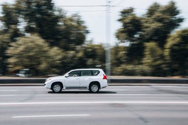 Ukrayna, Kyiv - 27 Haziran 2021: Beyaz Lexus GX aracı yolda ilerliyor. 