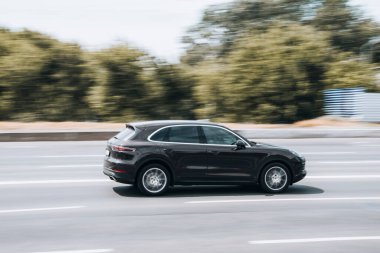 Ukrayna, Kyiv - 27 Haziran 2021: Kahverengi Porsche Cayenne arabası yolda ilerliyor.  