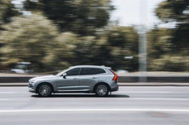 Ukrayna, Kyiv - 27 Haziran 2021: Gümüş Volvo XC60 aracı sokakta hareket ediyor.  