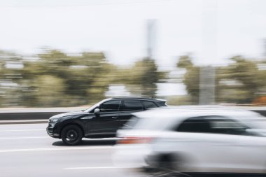 Ukrayna, Kyiv - 27 Haziran 2021: Siyah Diğer Araba Sokakta Hareket Ediyor. 