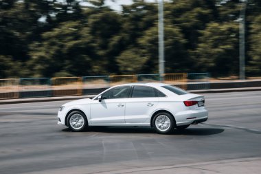 Ukrayna, Kyiv - 27 Haziran 2021: Sokakta hareket eden gümüş Audi A3 arabası. 