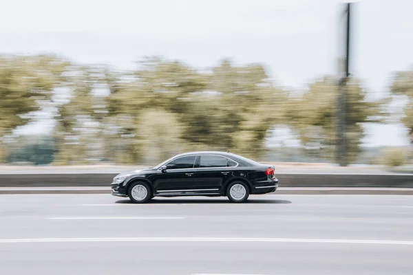 Ukrajina Kyjev Června 2021 Černé Audi Auto Pohybu Ulici — Stock fotografie