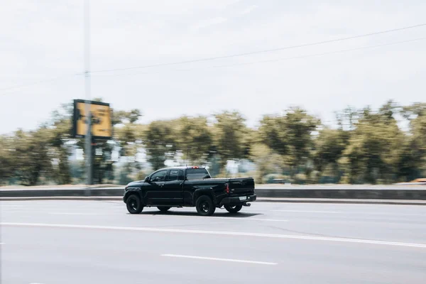 Oekraïne Kiev Juni 2021 Zwarte Toyota Tundra Rijdt Straat — Stockfoto