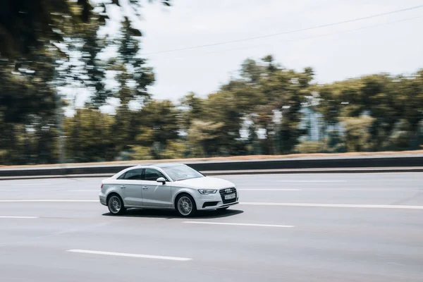 Ukrajina Kyjev Června 2021 Stříbrné Audi Auto Pohybu Ulici — Stock fotografie