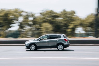 Ukrayna, Kyiv - 27 Haziran 2021: Gri Suzuki SX4 arabası sokakta hareket ediyor. 