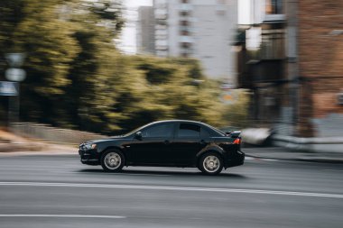 Ukrayna, Kyiv - 16 Temmuz 2021: Siyah Mitsubishi Lancer arabası yolda ilerliyor. 