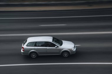 Ukrayna, Kyiv - 16 Temmuz 2021: Gümüş Chevrolet Lacetti SX arabası yolda ilerliyor. 