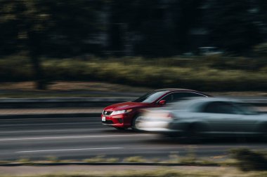 Ukrayna, Kyiv - 16 Temmuz 2021: Kırmızı Honda Civic arabası sokakta ilerliyor. 