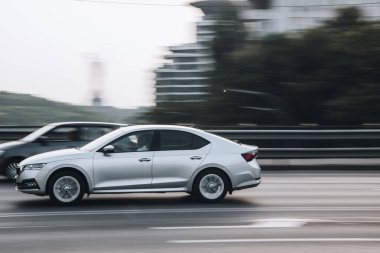 Ukrayna, Kyiv - 16 Temmuz 2021: Beyaz Skoda Octavia arabası yolda ilerliyor. 