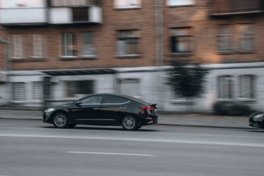 Ukrayna, Kyiv - 16 Temmuz 2021: Siyah Hyundai Elantra arabası sokakta hareket ediyor. 