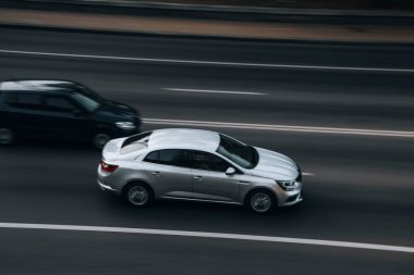 Ukrayna, Kyiv - 16 Temmuz 2021: Gümüş Renault Megane arabası sokakta hareket ediyor. 