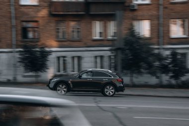 Ukrayna, Kyiv - 16 Temmuz 2021: Siyah Infiniti FX arabası yolda ilerliyor. 