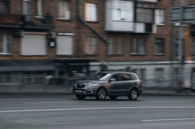 Ukrayna, Kyiv - 16 Temmuz 2021: Gümüş Hyundai Santa Fe arabası yolda ilerliyor. 