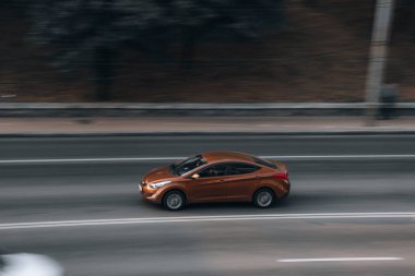 Ukrayna, Kyiv - 16 Temmuz 2021: Orange Hyundai Elantra arabası yolda ilerliyor. 