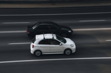 Ukrayna, Kyiv - 16 Temmuz 2021: Beyaz Nissan Micra arabası yolda ilerliyor. 