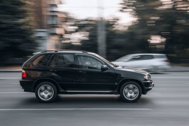 Ukrayna, Kyiv - 16 Temmuz 2021: Siyah BMW X5 aracı sokakta hareket ediyor. 
