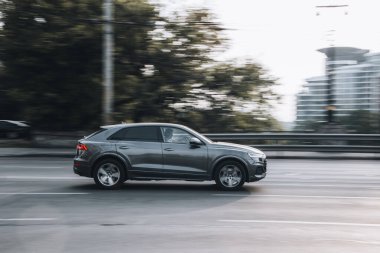 Ukrayna, Kyiv - 16 Temmuz 2021: Gri Audi Q8 aracı yolda ilerliyor. 