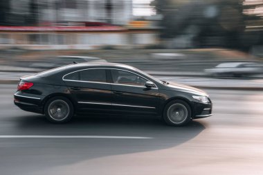 Ukrayna, Kyiv - 16 Temmuz 2021: Siyah Volkswagen Passat CC aracı yolda ilerliyor. 