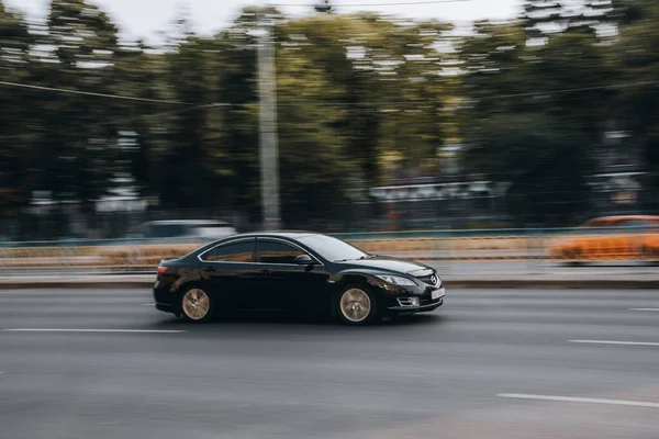 Oekraïne Kiev Juli 2021 Zwarte Mazda Auto Beweegt Straat Hoofdartikel — Stockfoto