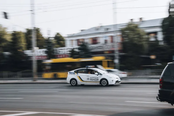 Ukraina Kijów Lipca 2021 Biała Toyota Prius Patrol Samochód Policyjny — Zdjęcie stockowe