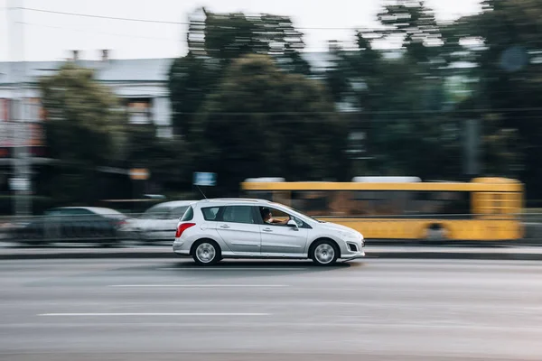 Ucrânia Kiev Julho 2021 Branco Peugeot 308 Carro Movimento Rua — Fotografia de Stock