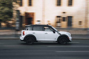 Ukrayna, Kyiv - 16 Temmuz 2021: Beyaz MINI Vatandaş aracı yolda ilerliyor. 