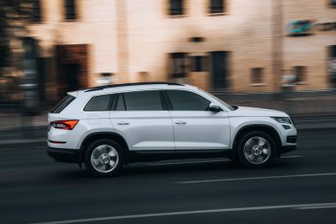 Ukrayna, Kyiv - 16 Temmuz 2021: Beyaz Skoda Kodiaq arabası sokakta ilerliyor. 