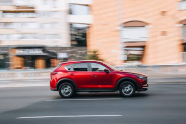 Ukrayna, Kyiv - 16 Temmuz 2021: Kırmızı MAZDA CX-5 aracı yolda ilerliyor. 