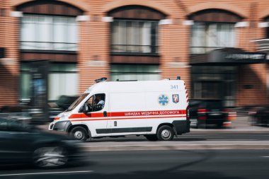 Ukrayna, Kyiv - 16 Temmuz 2021: Sokakta acil durum aracı hareket ediyor. 