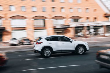 Ukrayna, Kyiv - 16 Temmuz 2021: Beyaz MAZDA CX-5 aracı yolda ilerliyor. 