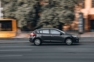 Ukrayna, Kyiv - 16 Temmuz 2021: Gri Renault Megane arabası sokakta hareket ediyor. 