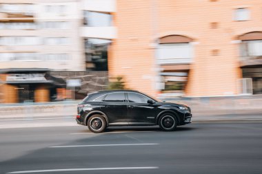 Ukrayna, Kyiv - 16 Temmuz 2021: Siyah DS 7 Crossback aracı yolda ilerliyor. 